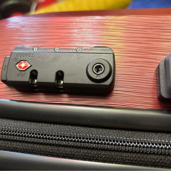 20” Rolling carryon suitcase wine red - Picture 7 of 9